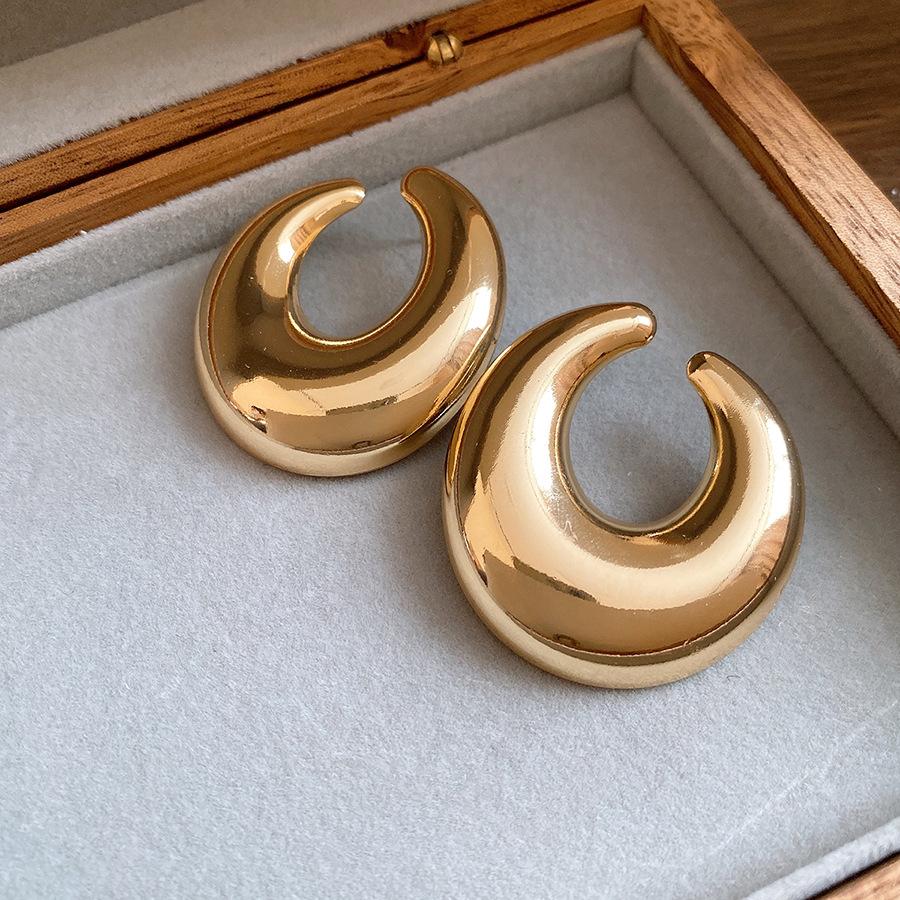 Silver needle metal glossy oval hollow stud earrings European and American retro temperament earrings light luxury high-end earrings