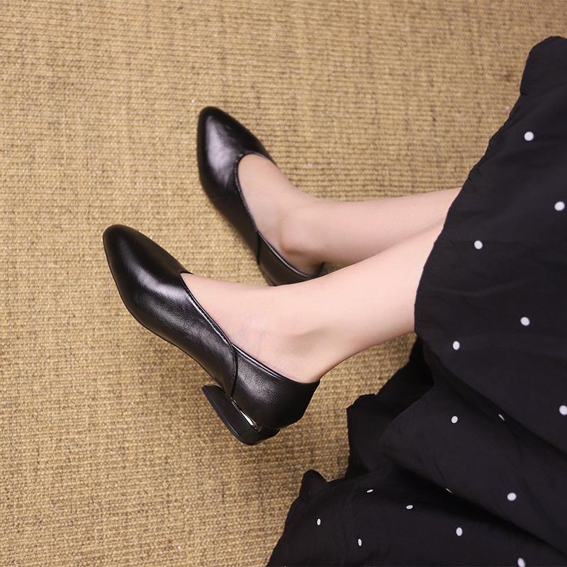 2025 autumn new flat bottom soft surface low heel comfortable grandma shoes Korean version versatile light mouth retro simple two wear beans