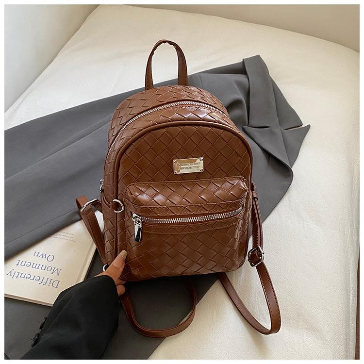 

2025 new summer simple large-capacity backpack light travel bag Korean version fashion soft leather backpack women коричневый