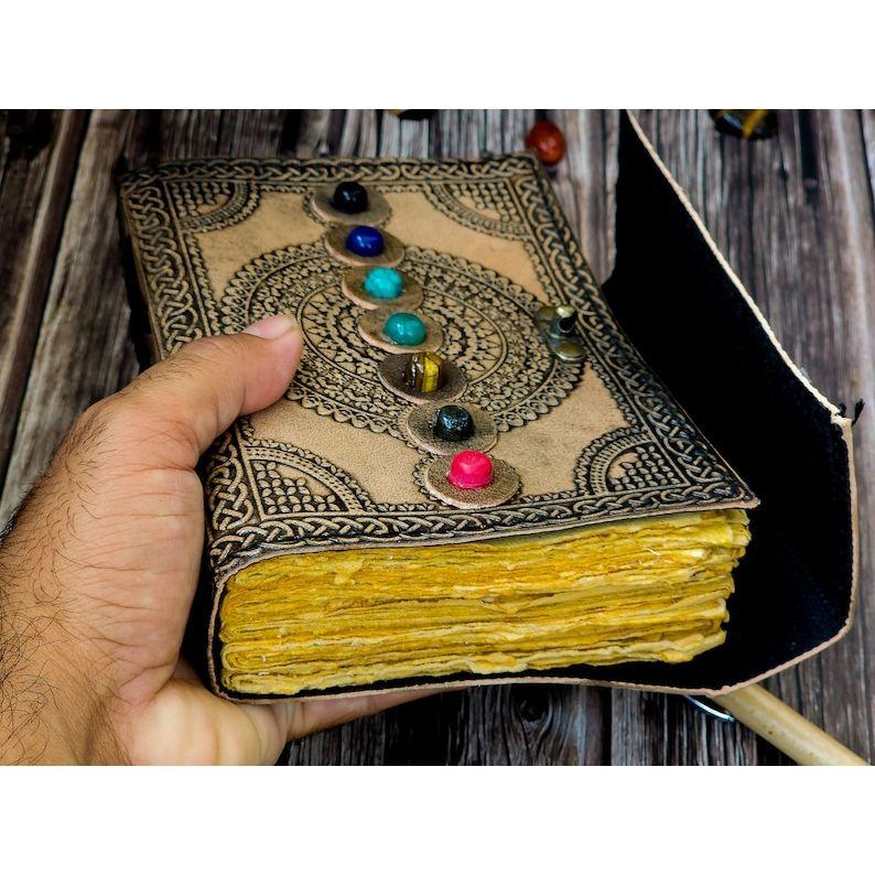 Leeres Zauberbuch der Schatten Journal mit Verschluss Handmade Leder Sieben-Stein-Tagebuch geprägt Sieben-Chakra-Gebet Paganisches Buch