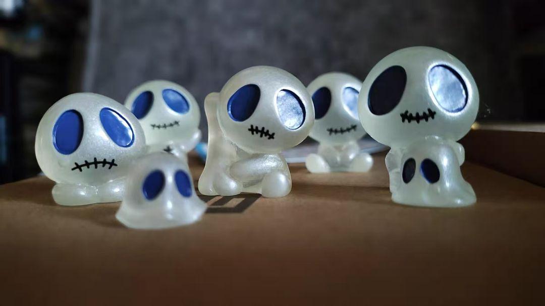 

[Б/У] Набор из 6 светящихся в темноте персонажей-скелетов