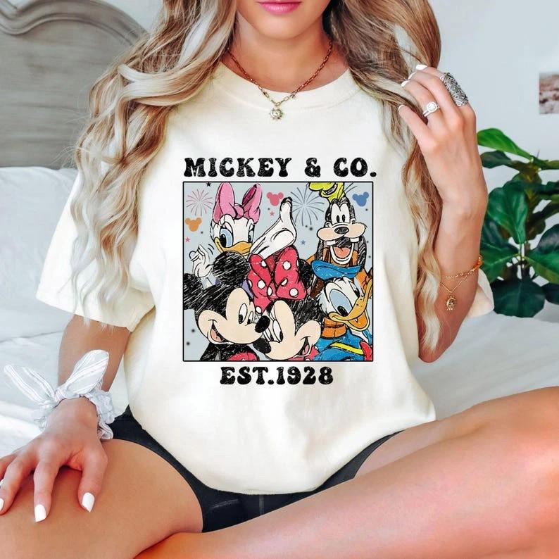 Микки и Компания. Основано в 1928 году Лучшие друзья держатся вместе Футболка Мужская Женская Унисекс Футболка M