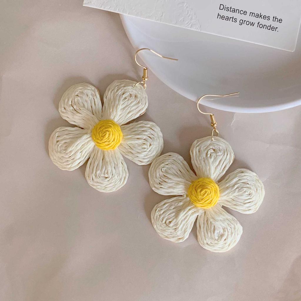 Summer flower earrings women's 2025 new high-end temperament earrings, earrings, pendants, niche design temperament earrings