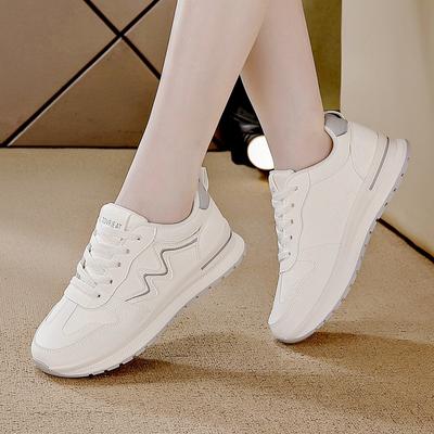 Nouveaux chaussures de sport décontractées à plateforme printemps et automne, semelle souple, légères, antidérapantes, chaussures de voyage, chaussures confortables pour mère
