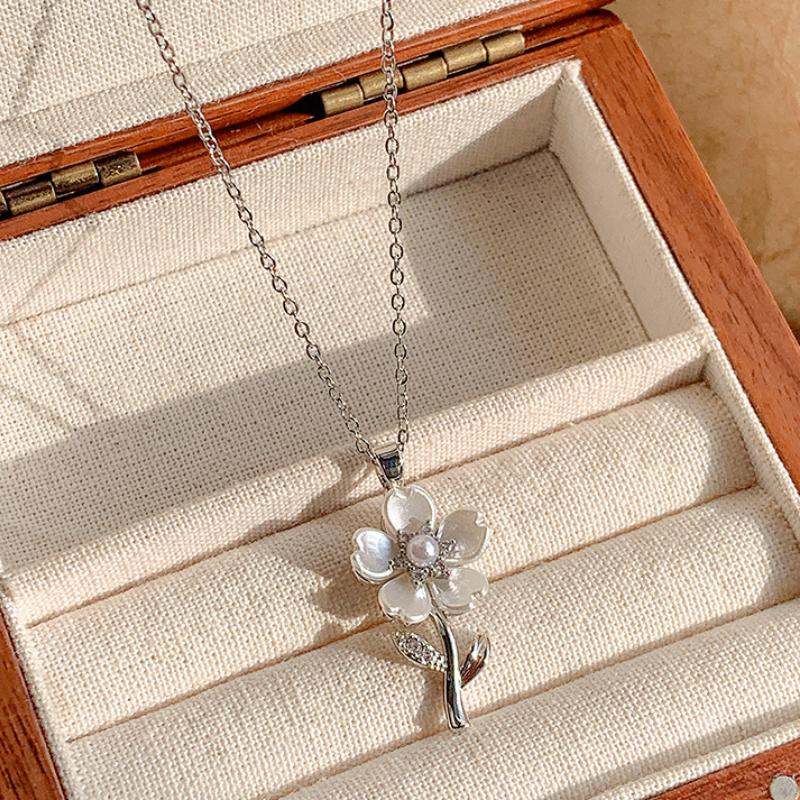 2026 Fresh Sweet Pearl Flower Pendant Necklaces for Women Girls Elegant Temperament Collarbone Necklaces Jewelry Accessories