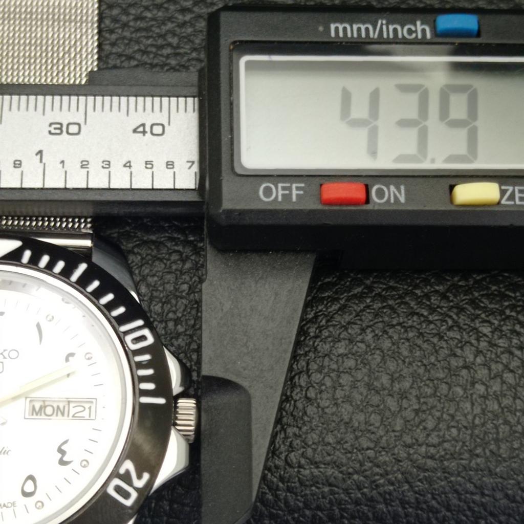 REFURBISHED VINTAGE SEIKO 5 AUTOMATIC JAPAN MENS SILVER DIAL WATCH a433942-2