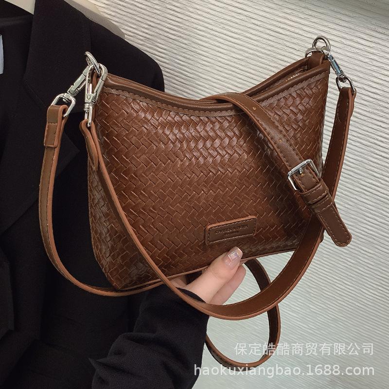 This year, the popular underarm small bag women's summer versatile 2025 new retro shoulder messenger bag popular bucket bag