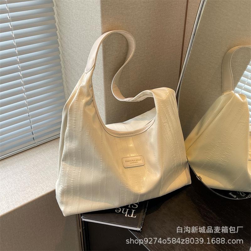 Large-capacity commuter armpit bag women's 2025 new trendy temperament explosive large bag simple shoulder tote bag