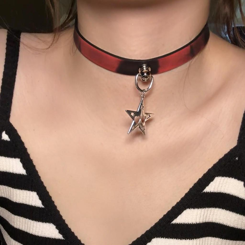 Chique Pittige Meisje Leren Bel Choker Ketting – Uniek Minderheidsontwerp