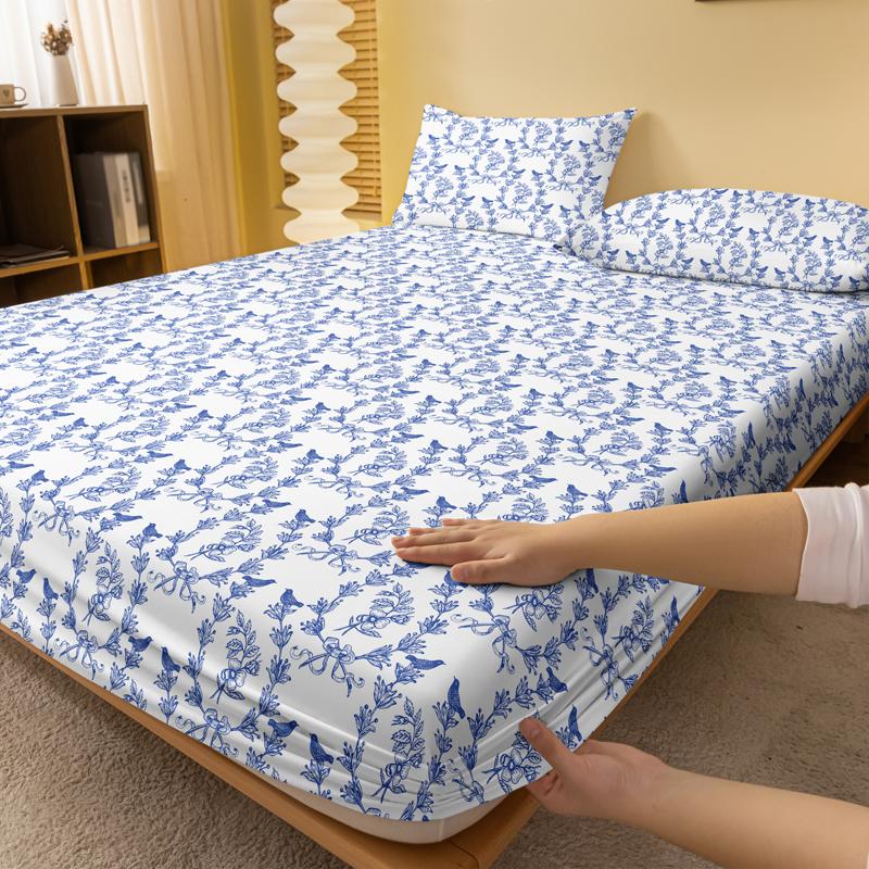 1Pc Blue And White Magpie Pattern Brushed Fitted Sheet, Printed Bed Cover For Bedroom, Bedding (Excluding Pillowcases)