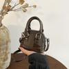 Elegantní lakovaná módní malá crossbody taška přes rameno s designem mušle