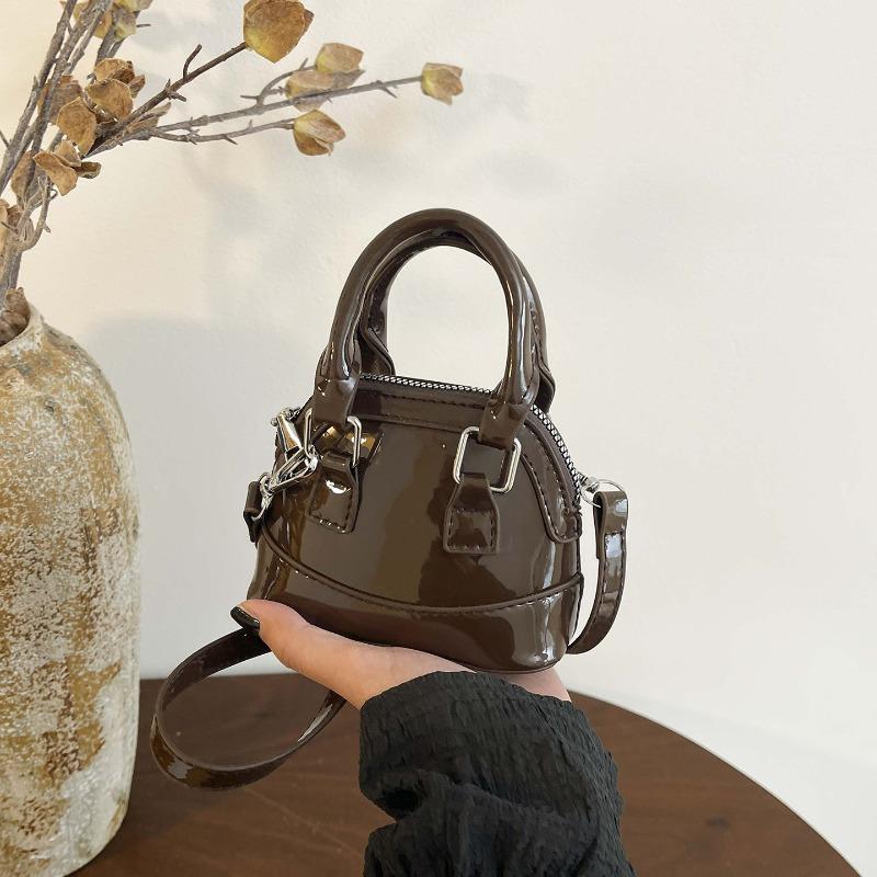 Elegantní lakovaná módní malá crossbody taška přes rameno s designem mušle