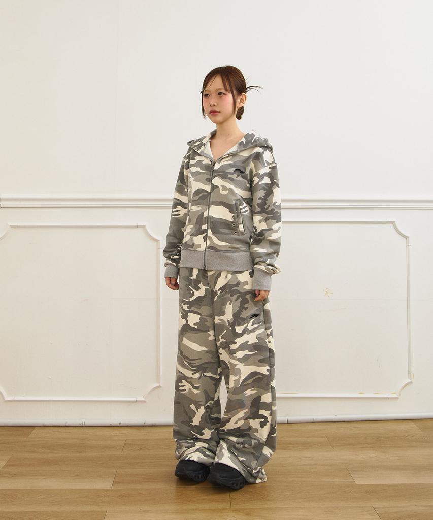 Tansanmageunesyum Juyoung X Tansan Studded Sweatpants (Camo Ivory)