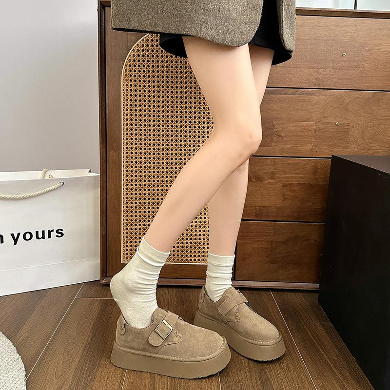 Retro women's autumn new models are trendy with thick soles and soft soles