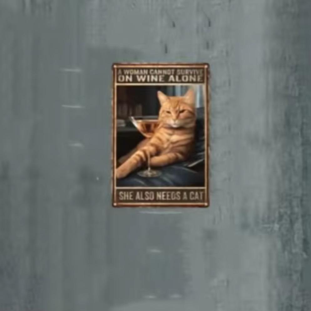 Placca di Latta Vintage Gatto e Vino Citazione – Decorazione Rustica Fantasiosa per Spazi Abitativi