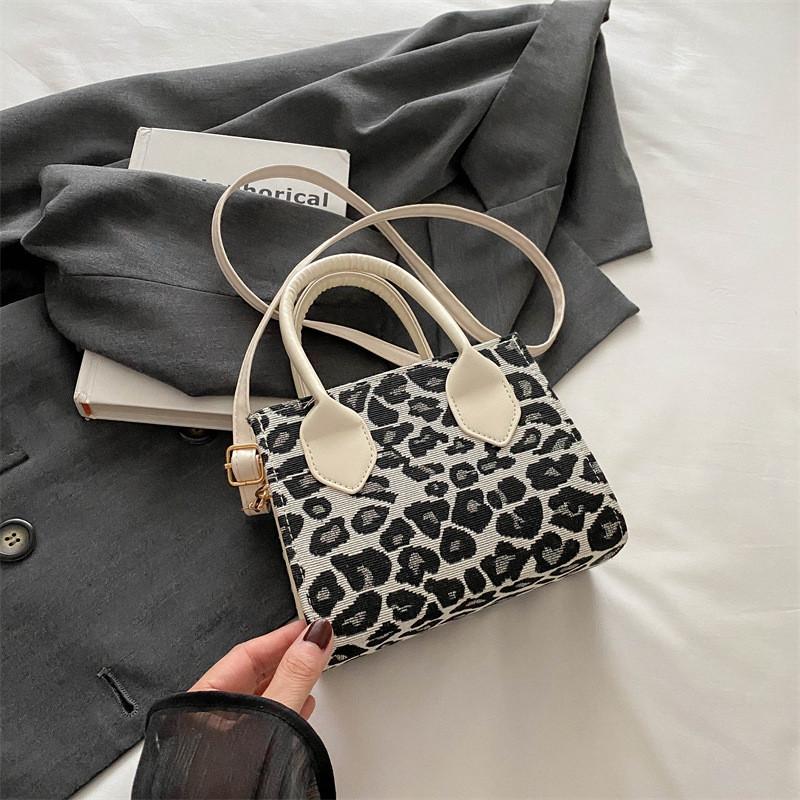 Stylish Vintage Casual Summer Crossbody Bag For Women With Chic Design And Luxurious Pu Material