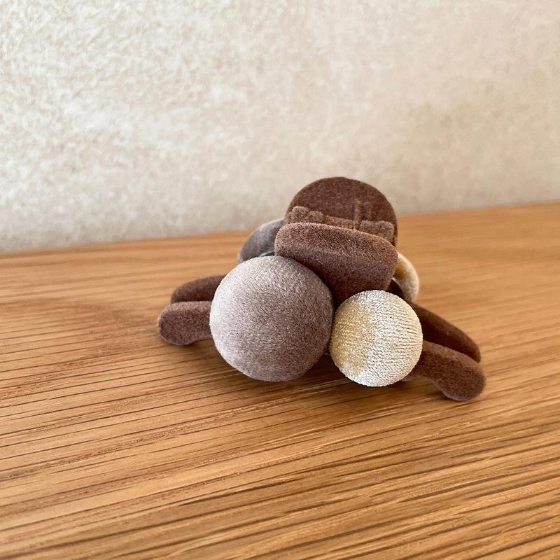 

Elegant Korean Bangs Pompon Hair Clips – Cute Small Claw & Hairpins for Girls