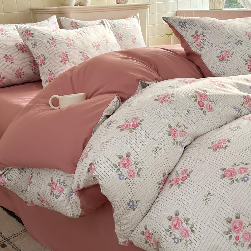 Set de lenjerie de pat de vară din patru piese, cu husă de pilotă florală din muselină dublă strat de clasă A și bumbac tip bulă.