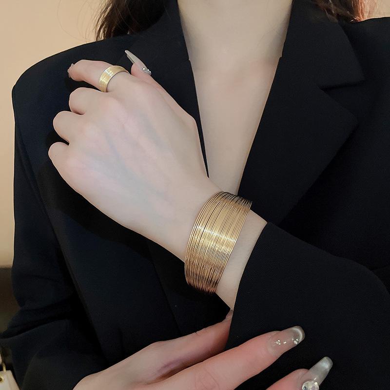Ensemble de colliers géométriques multicouches européen et américain: Chaîne de clavicule de luxe rétro Accessoires de mode