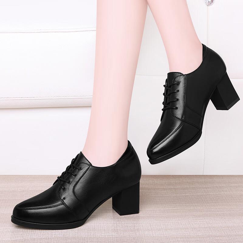 Décolleté da Donna Fuguiniao con Punta Acuta e Tacco Chunky in Pelle