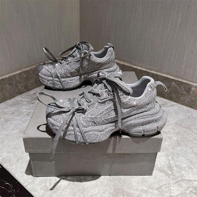 2025 Damen Ins Super Fire Strass Voll Diamant Riemen Lässige Burgunder Nische Design Hübsche Plateau-Sneakers Papa-Schuhe