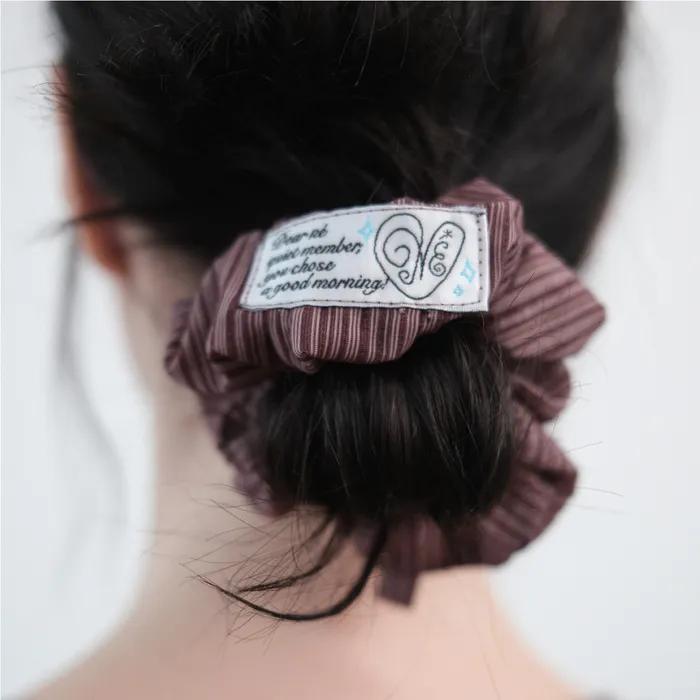 Page Keyring Pin-Tuck Scrunchie (burgundy)