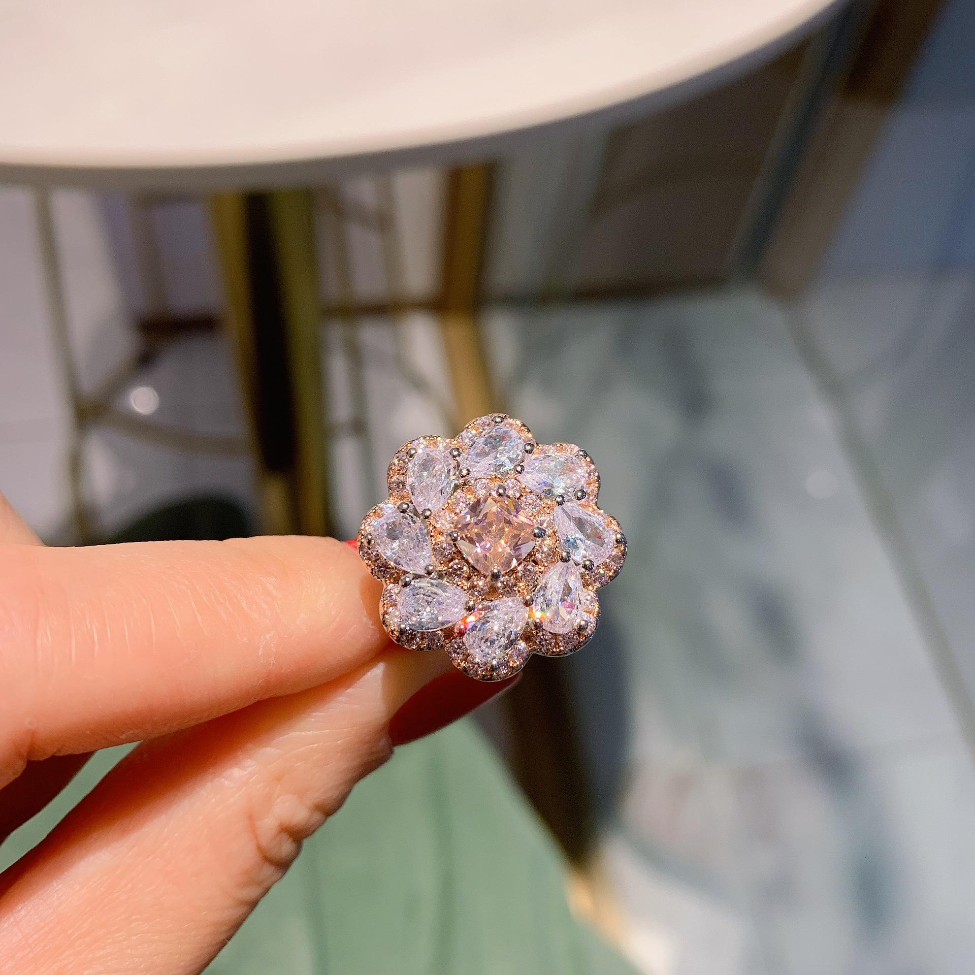 Новый квадратный 6 * Розовое кольцо Геометрический инкрустированный Платина Независимая упаковка Женский