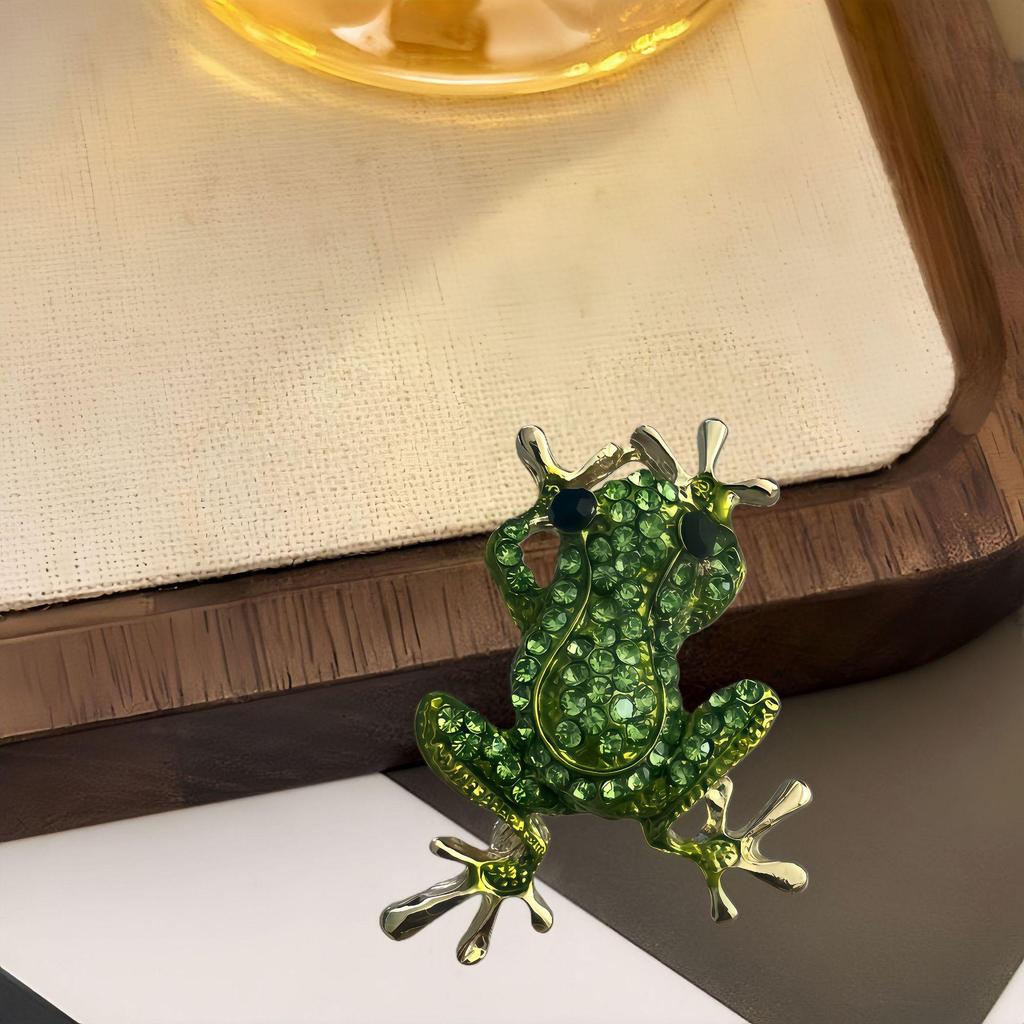 Elegant European and American Fashion Diamond Frog Brooch Cartoon Animal Corsage Accessory.