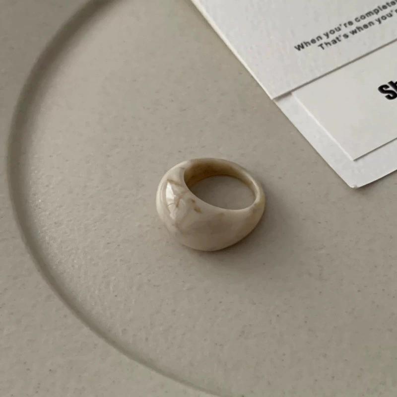 

Korea Vintage Transparent Resin Arc Wide Rings Chic Colorful Acrylic Geometric Irregular Ring for Women Y2K Fashion Jewelry Gift