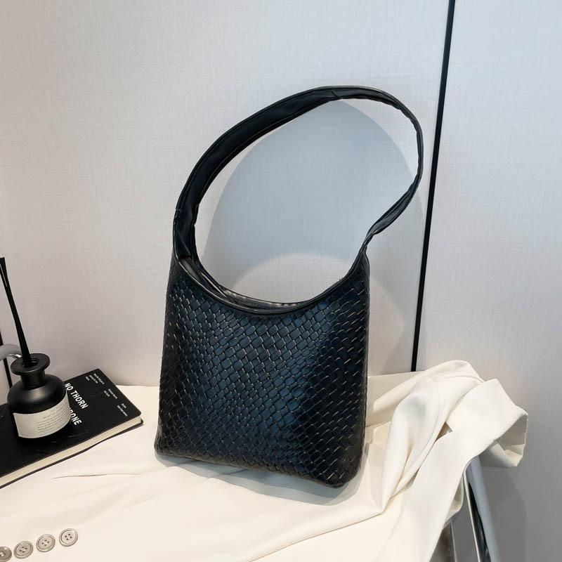 

Плетеная женская сумка 2025 года, новая модная мягкая повседневная сумка через плечо из полиуретана в минималистичном стиле, персонализированная сумка-ведро чёрный
