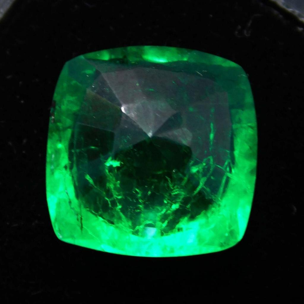 Natural Green Emerald Loose Gemstone 8.16 ct Square Cushion Shape for Jewelry Making and Crafts