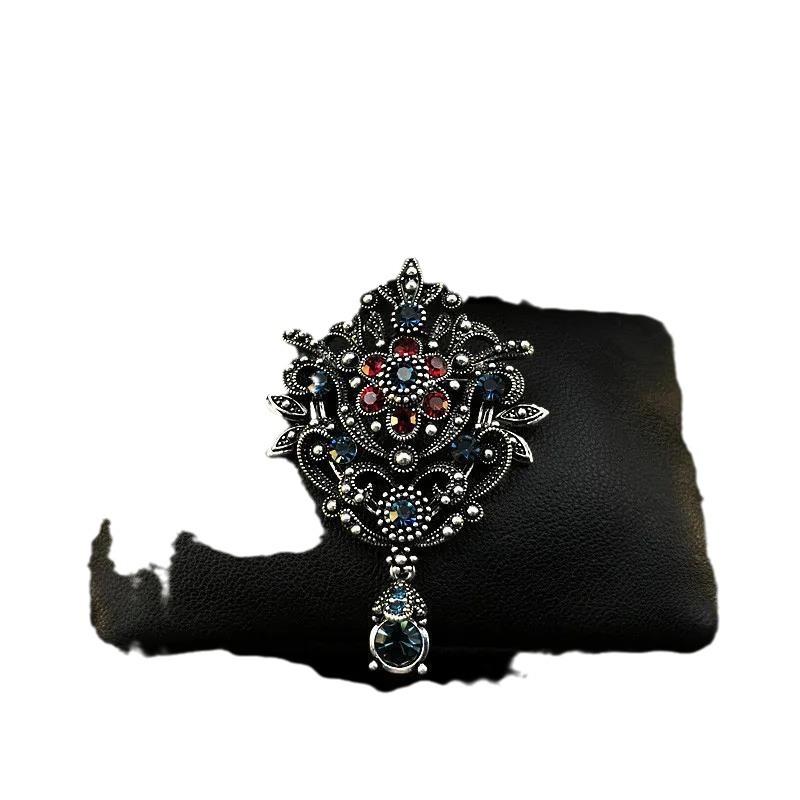 Vintage Court Style Atmospheric Crown Brooch Female High-End Temperament Brooch Elegant Rhinestone Pin Suit Accessories
