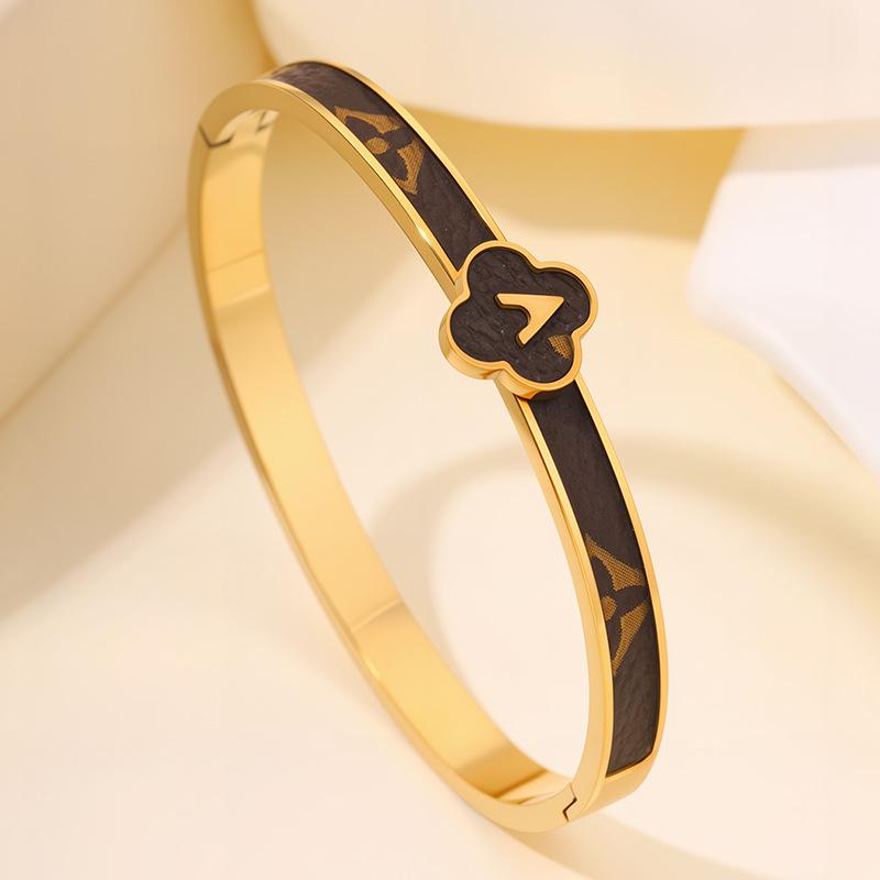 Módní titanová ocelová zámková řetízková kožená náramek se čtyřlístkem pro ženy - Prémiový, Barevně stálý, Evropský a Americký módní design