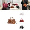 Chic And Versatile Crocodile Texture Handbag For Women With Simple Urban Style