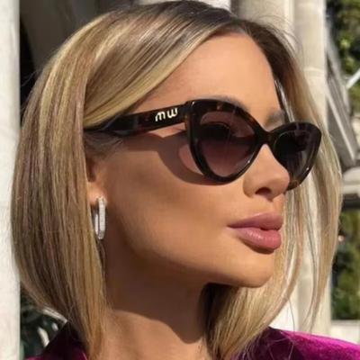 Occhiali da sole da donna alla moda con occhio di gatto 2025, occhiali da sole di marca di lusso con montatura piccola leopardata nera, UV400, occhiali da sole da ragazza con lettere
