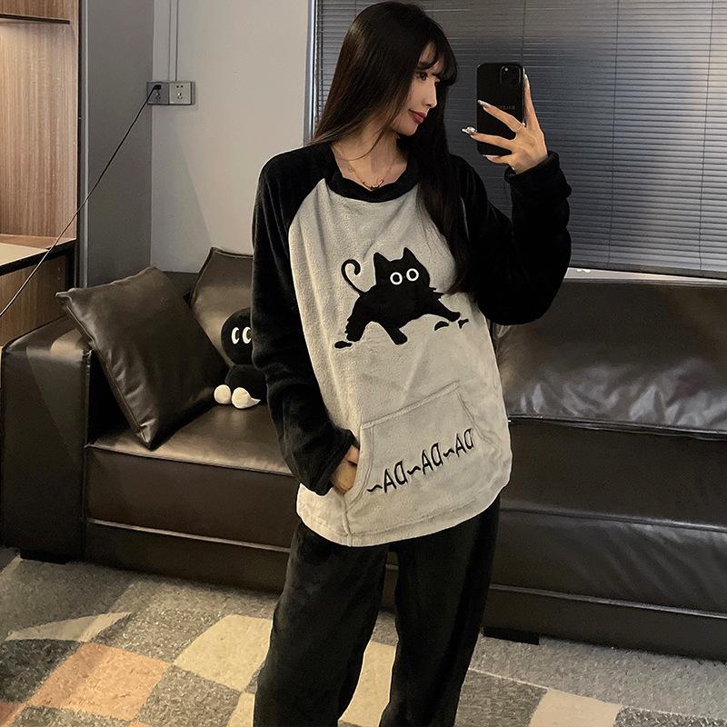 Autumn/Winter Flannel Pajamas: Cozy Round Neck Homewear for Youthful Men and Women