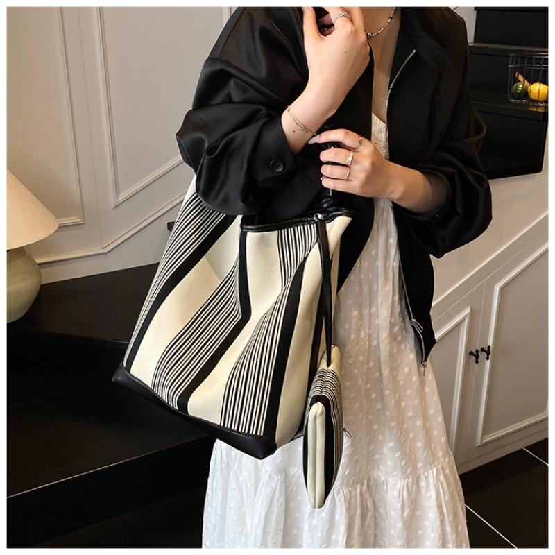 Niche new spring and summer large-capacity tote bag women's commuter fashion simple and versatile shoulder bag