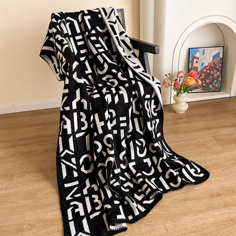 

Плетеное черное покрывало UOSU