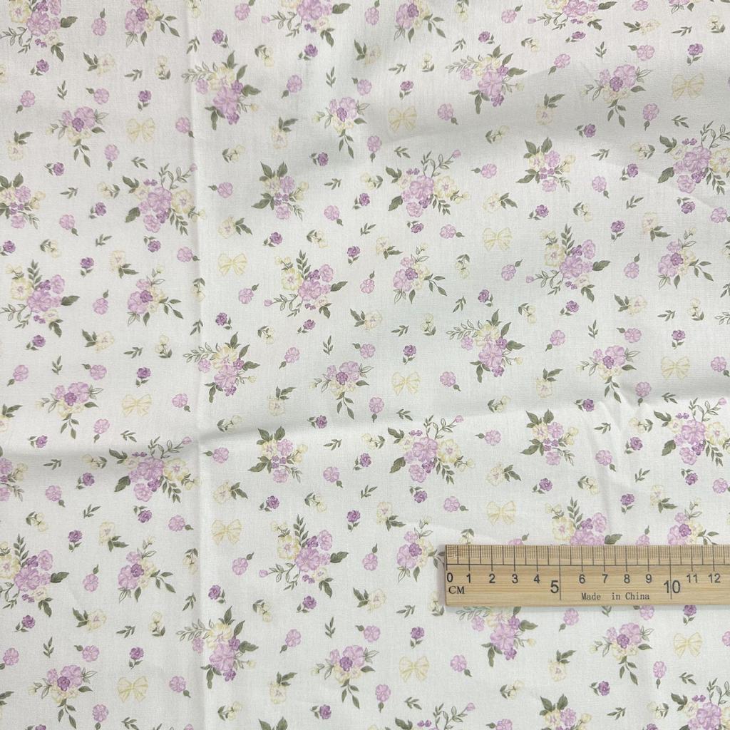 Țesătură Digitală 100% Bumbac cu Imprimeu Floral Delicat Violet pentru Pijamale și Genți de Damă, Copii și Familie