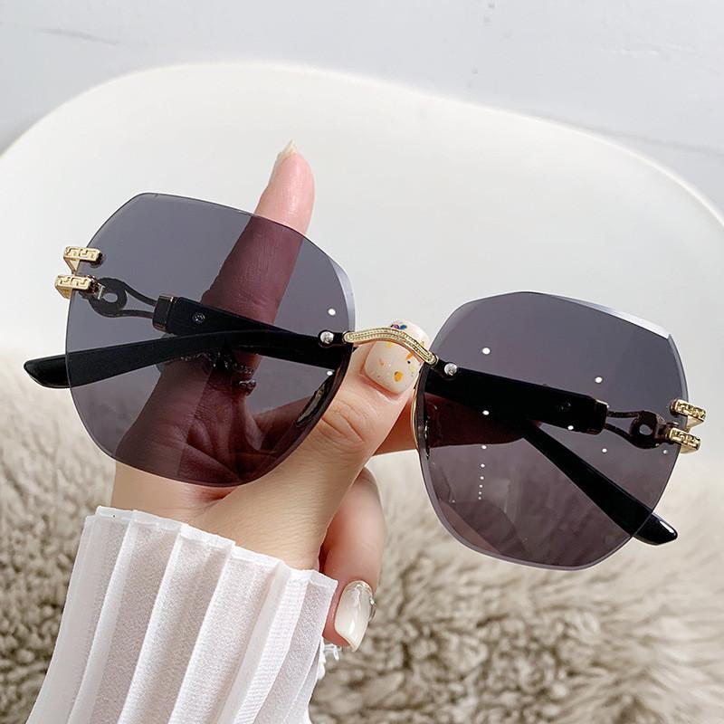 Trendy Oversized Unisex Sun Glasses With Polycarbonate Lenses For Summer Casual Looks All Gray