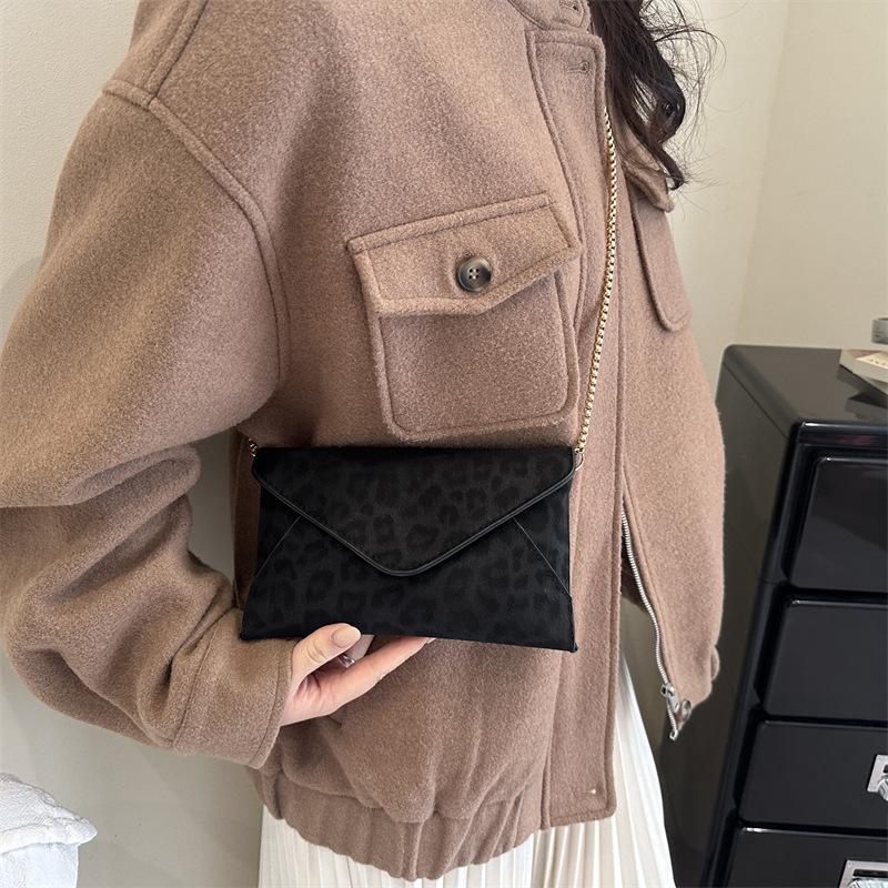 Chain women's small square bag, new fashion, foreign style, beautiful personality, change, envelope, crossbody mobile phone bag