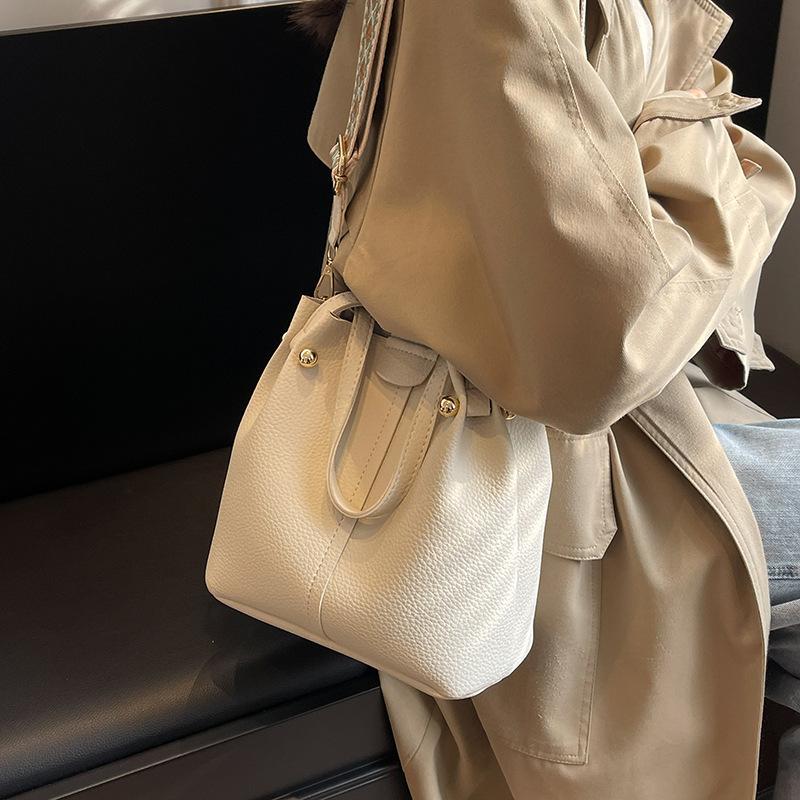 Bag Women's 2025 New Retro Fashion Simple Texture Bucket Bag Versatile Solid Color Shoulder Messenger Commuter Bag