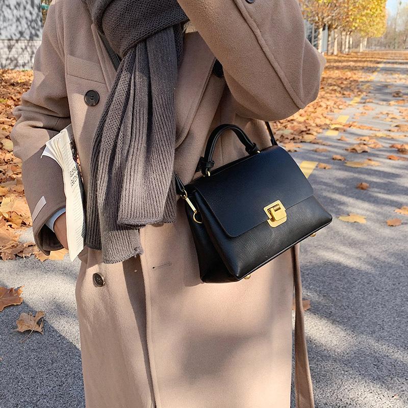 Women's bag 2025 new versatile autumn and winter retro shoulder messenger bag popular this year portable small square bag