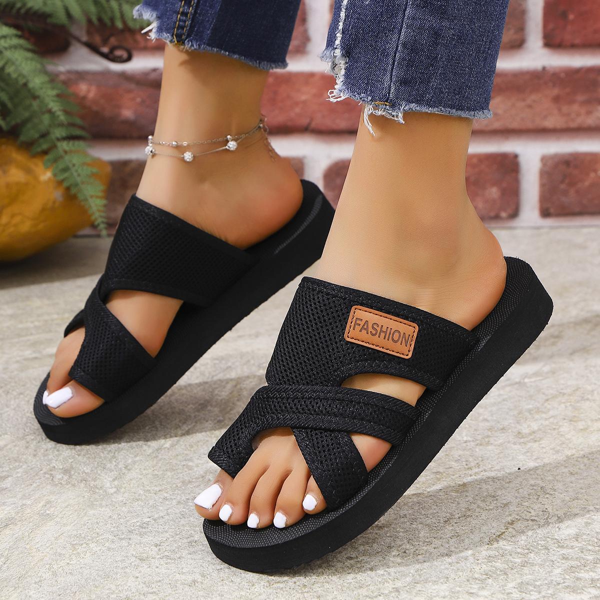 

Модные женские шлепанцы 2025 тренд плоские сандалии-вьетнамки модные уличные пляжные сандалии летние новые на платформе повседневные шлепанцы слайды женские 43