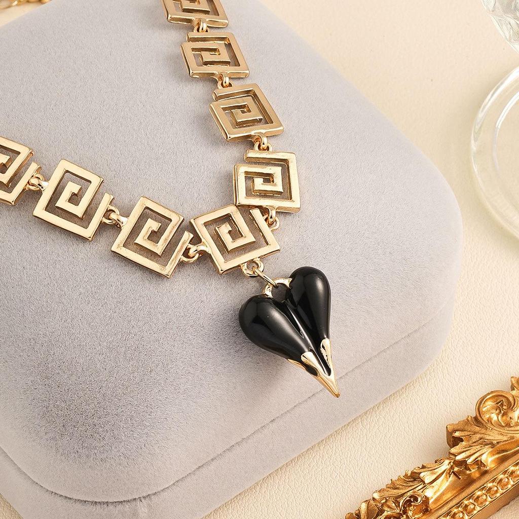 Europäische geometrische quadratische Halskette: Roter Herzanhänger, Modische Schlüsselbein-Kette für Damen.