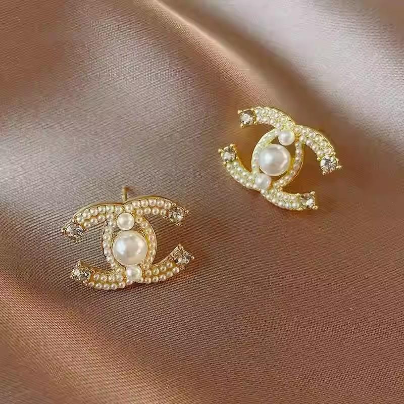 "Silver Needle Pearl & Zircon Bow Earrings: Niche Design, Stylish & Versatile, Light Luxury High-End Accessory"