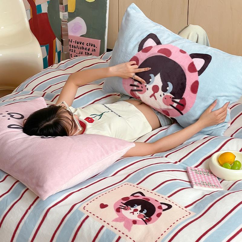 Thickened Milk Fleece Girl Heart Mengmeng Kitten Bed Four-Piece Set Coral Fleece 1.5 Meters