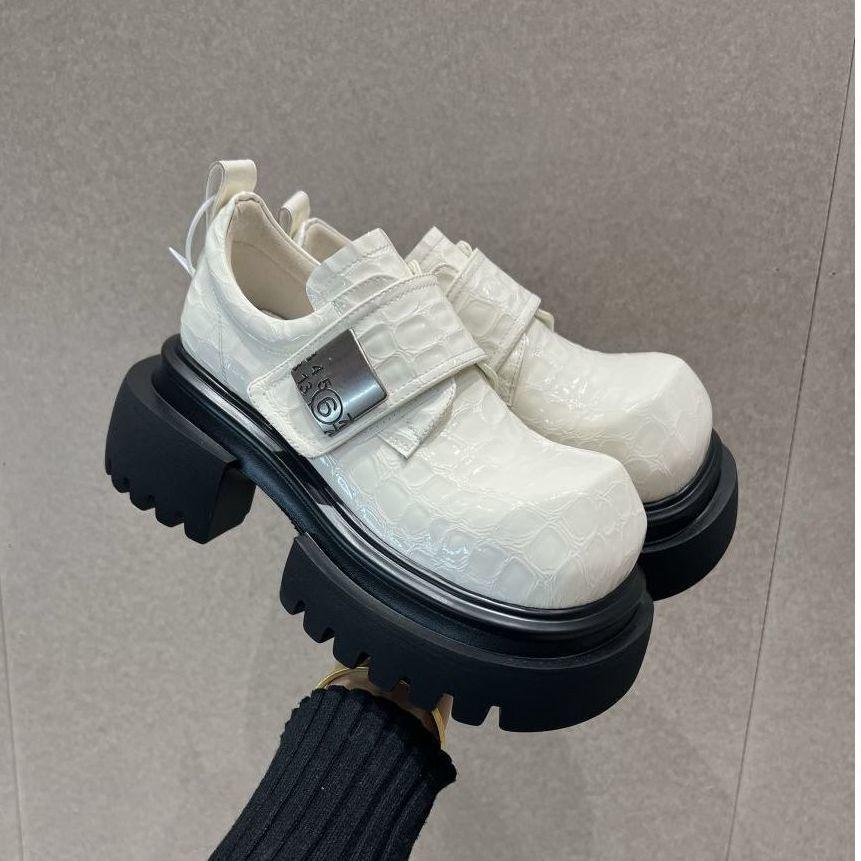 

Британские модные крутые туфли с квадратным носком, маленькие кожаные туфли для женщин, новые модели осени 2025 года, лоферы на толстой подошве с металлической пряжкой, увеличивающие рост 40 белый