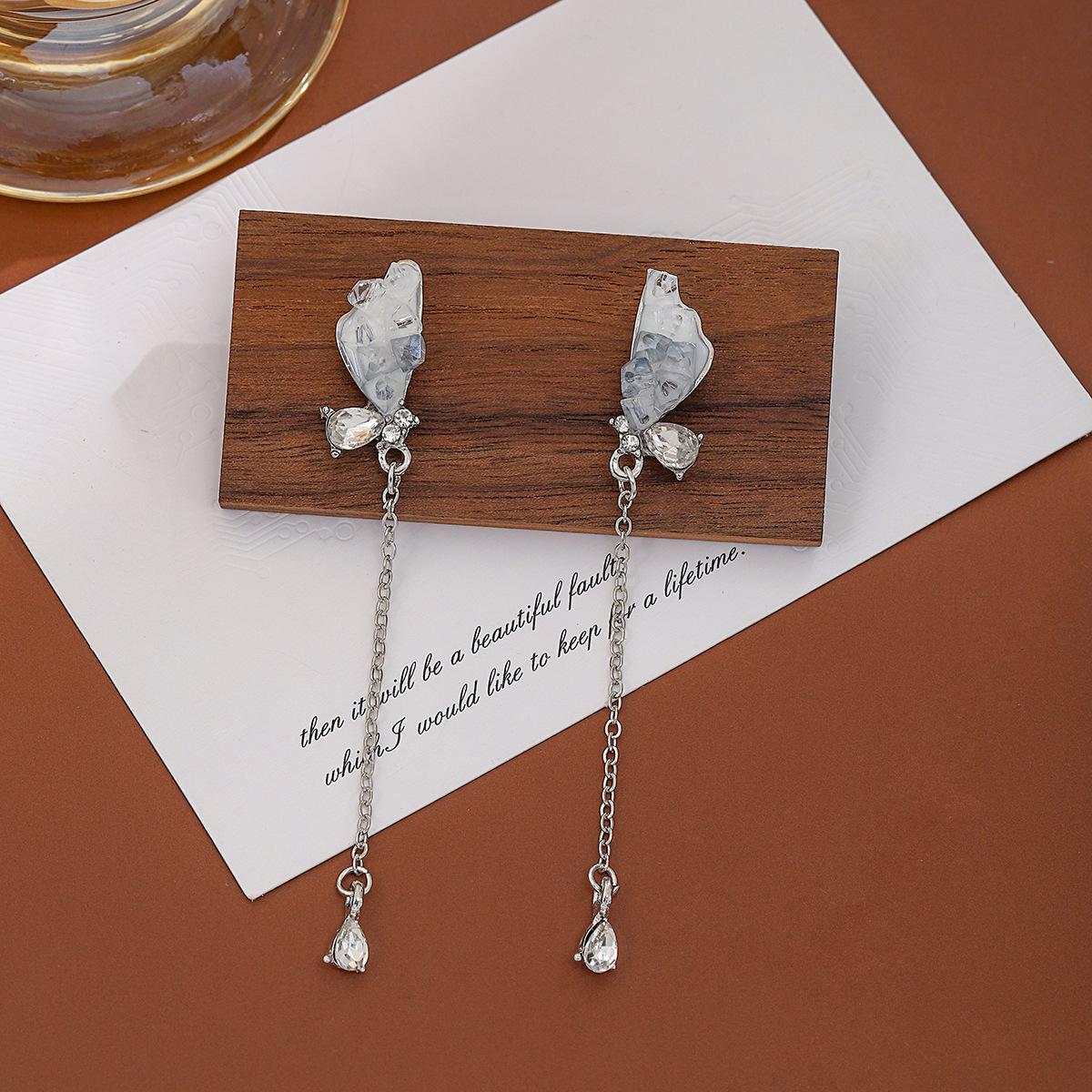 

High-End Gradient Pearl Earrings with Silver Needle Tassels and Inlaid Crushed Stone & Diamond Design