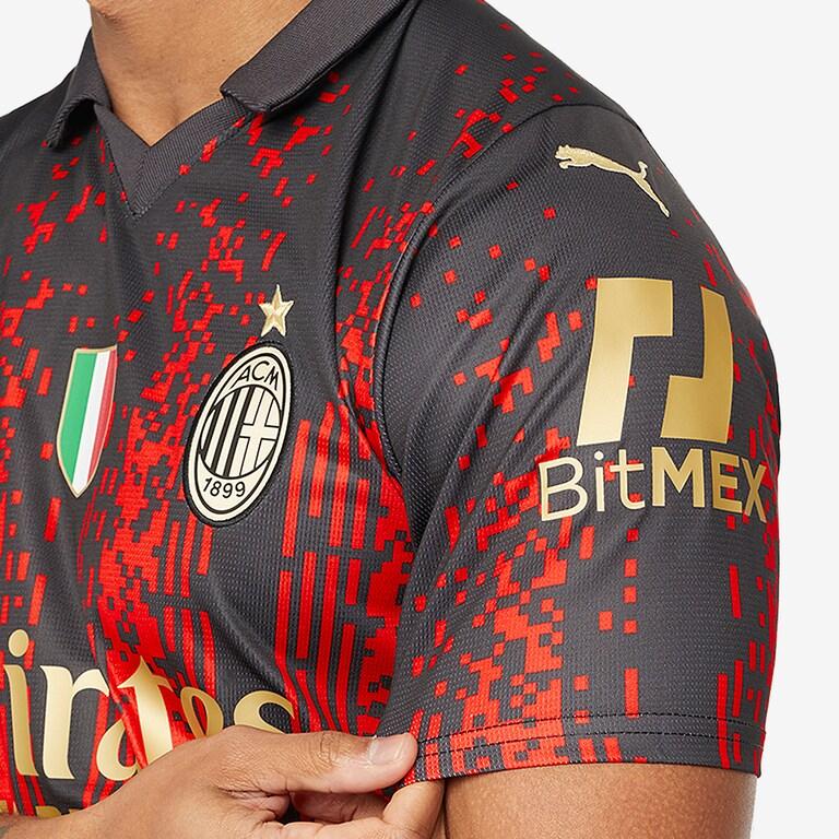 Puma ACM X Koche Co-Branded Pánský fotbalový dres s pruhovaným logem s výšivkou s krátkým rukávem Fanouškovská edice Sezóna 22-23 Pánské topy Plamenně červená Černá 77336201